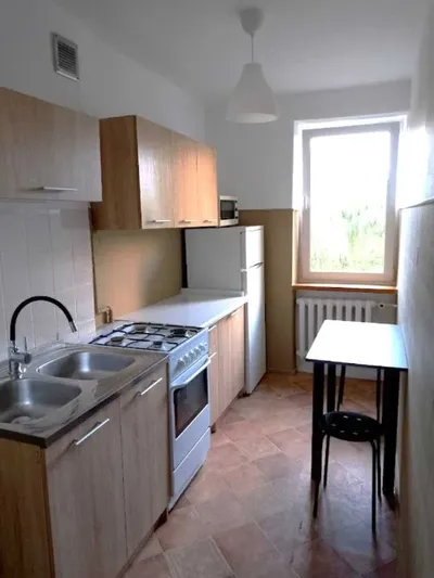 Economical single lockable private room. Free unlimited internet in the apartment. Nearby tram, metro and Lidl supermarket. Free street parking area ! - miniatura 3