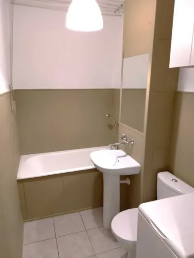 Economical single lockable private room. Free unlimited internet in the apartment. Nearby tram, metro and Lidl supermarket. Free street parking area ! - miniatura 5