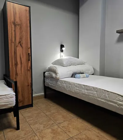 Pokoj Хостел, район Rembertow, Praga, Wawer. Hostel - 2-3-4 местные - miniatura 3