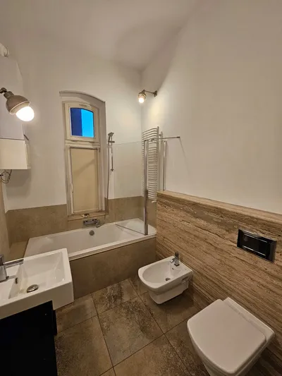 Pokój do wynajęcia w centrum Katowic ( obok Rynku - ul.Piastowska 1 ) - miniatura 4