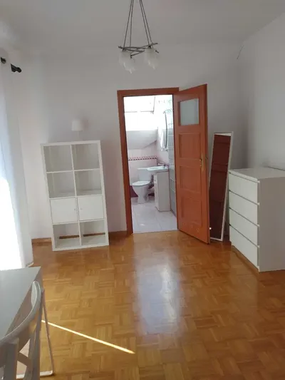 Duży pokój z własną łazienką na Zaciszu - miniatura 2
