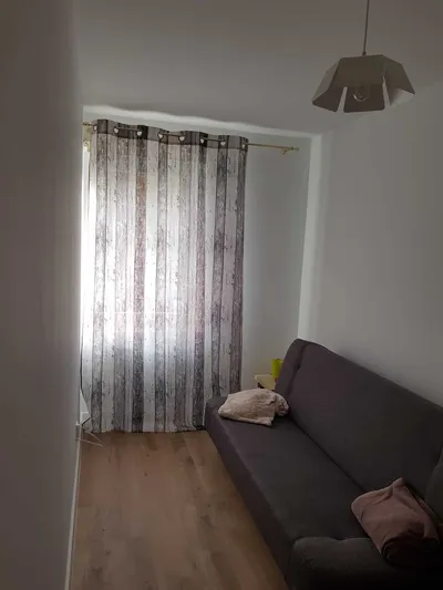 Wynajmę pokój w ścisłym centrum w 3 pokojowym mieszkaniu - miniatura 2