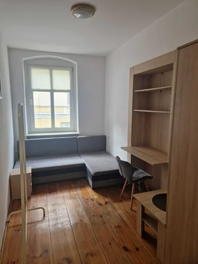 Pokój dla studentki w mieszkaniu dwupokojowym
