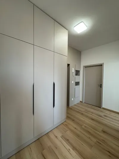 2-pokojowe mieszkanie z osobną kuchnią na wynajem w centrum - miniatura 2