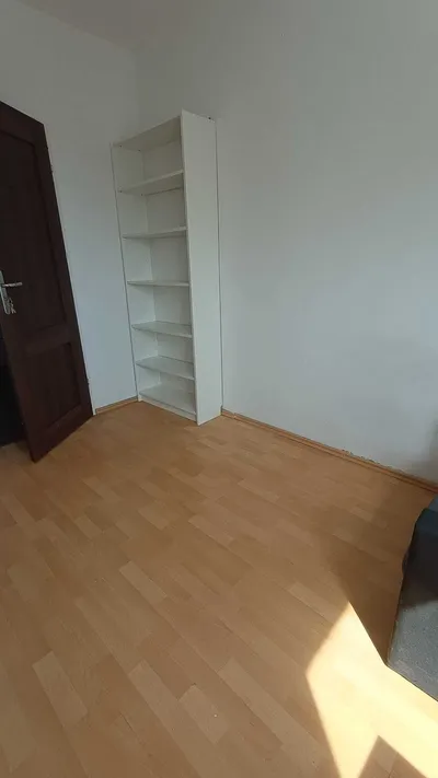 Pokój jednosobowy umeblowany do wynajęcia od zaraz, czynsz 800 zł + opłaty co drugi miesiąc podzielone na 3 osoby - miniatura 4