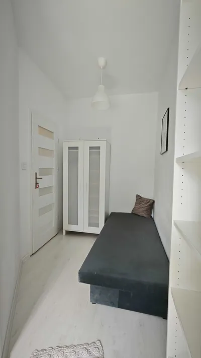 Pokój jednoosobowy w niskim bloku na Poznańskim Łazarzu. - miniatura 3
