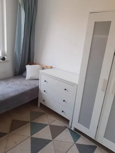 Pokoj zamykany w trzy pokojowym mieszkaniu na Saskiej Kepie - miniatura 2