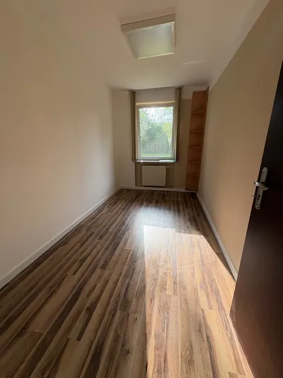 Parter 87 m2 z ogrodem | 3 pokoje + salon + kuchnia + 2 łazienki | bez czynszu, bez pośrednika - miniatura 4