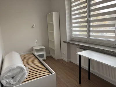 Dwa pokoje jednoosobowe w mieszkaniu trzypokojowym - miniatura 2