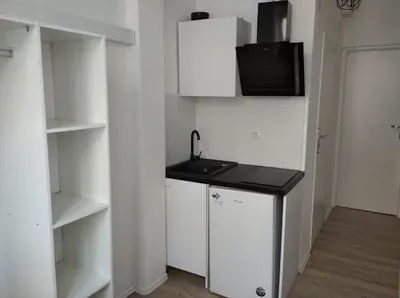 Sypialnia w mieszkaniu dwuosobowym w Krakowie - miniatura 3