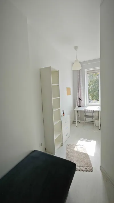 Pokój jednoosobowy w niskim bloku na Poznańskim Łazarzu. - miniatura 2