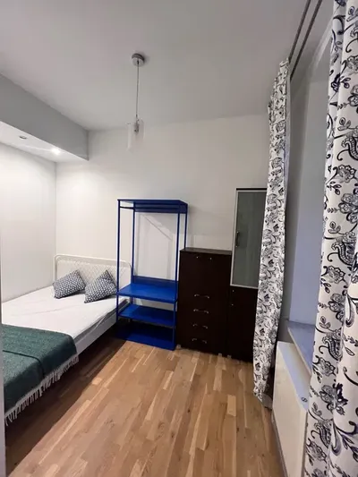 Duży pokój z wnęką sypialnianą do wynajęcia w centrum Komuny Paryskiej - miniatura 2