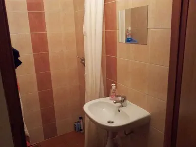Mała kawalerka samodzielny pokój - miniatura 3