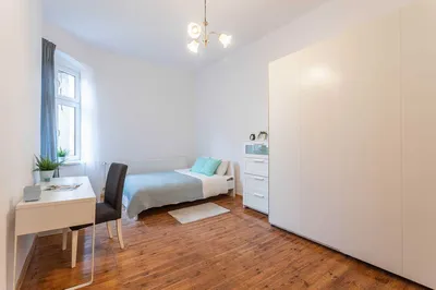 B. duży pokój dla 1-2 z podwójnym łóżkiem, centrum obok Okrąglaka