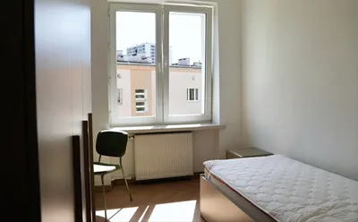 Pokój w dwupokojowym mieszkaniu w wyremontowanej kamienicy przy Alei Waszyngtona obok Ronda Wiatraczna - miniatura 5