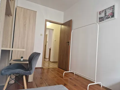 Pokój dla studentki w mieszkaniu dwupokojowym - miniatura 3