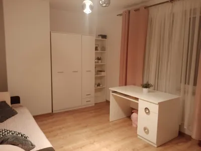 Ładny duży pokój dla dziewczyny wolny od zaraz - miniatura 4