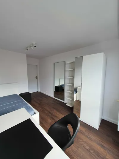 Nowoczesny pokój z balkonem | Centrum | Po generalnym remoncie - miniatura 2