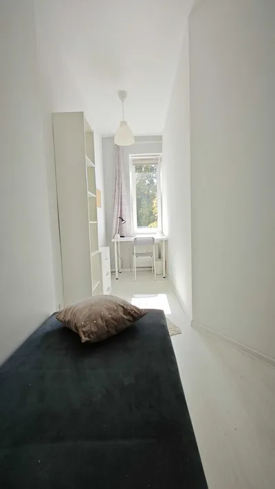 Pokój jednoosobowy w niskim bloku na Poznańskim Łazarzu.