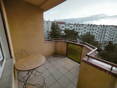 Duży pokój z balkonem do wynajęcia na ul. Zaporoskiej we Wrocławiu - miniatura 3