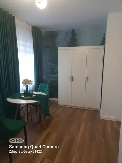 Przytulny umeblowany nowy pokój - miniatura 3