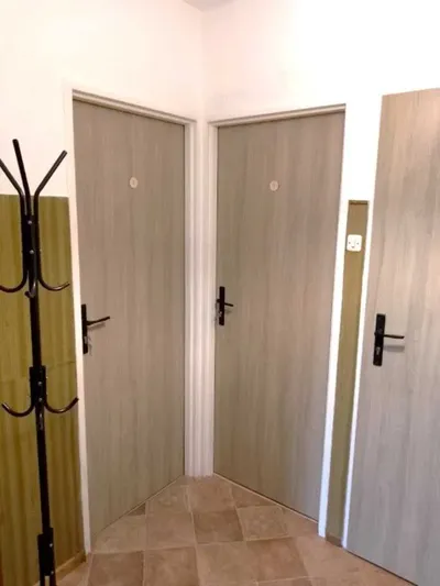Economical single lockable private room. Free unlimited internet in the apartment. Nearby tram, metro and Lidl supermarket. Free street parking area ! - miniatura 4