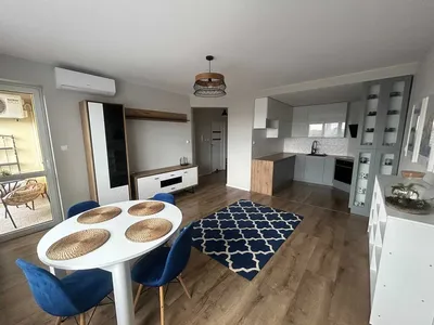 Mieszkanie 47m2 w centrum z klimatyzacją, parkingiem, piwnicą, windą - miniatura 2