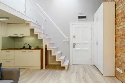 Elegancka, z antresolą ! Możliwy najem na 1/2 roku . - miniatura 2