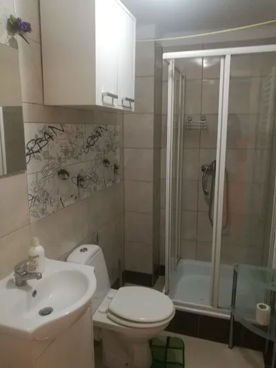 Wynajem kawalerki przy hotelu dla osoby chcacej pracowac na recepcji - miniatura 3