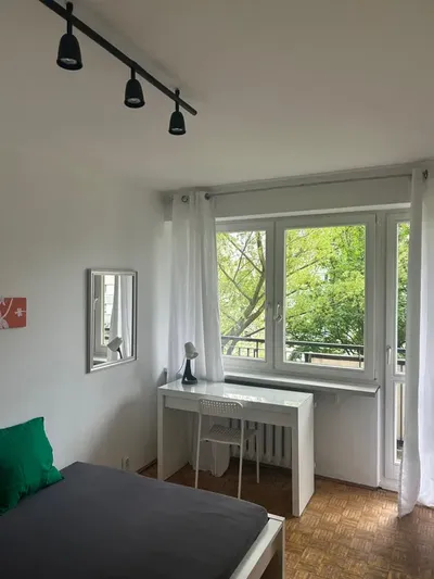 Duży pokój z balkonem do wynajęcia - miniatura 2