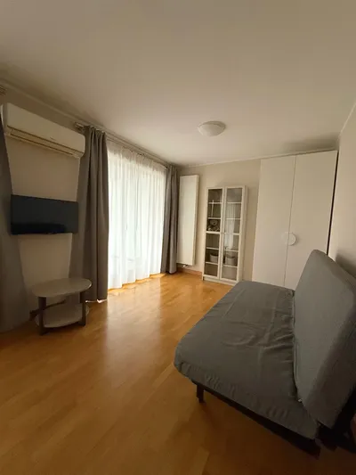 Kawalerka w centrum miasta, budynek z portierem - miniatura 2