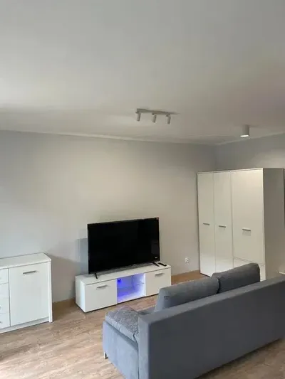 Duża Kawalerka z ogrodem i miejscem postojowym w garażu - miniatura 5