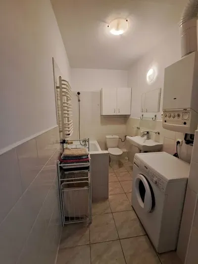 Wynajmę dużą bezczynszową słoneczną kawalerkę z balkonem - miniatura 5