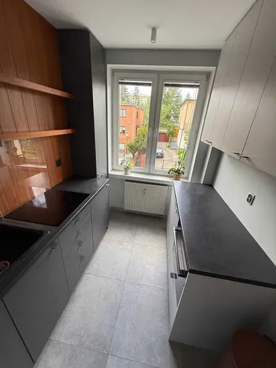 2-pokojowe mieszkanie z balkonem i miejscem postojowym – blisko Parku Sołackiego!