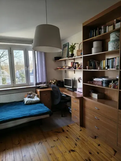 Duży pokój w 3 pokojowym mieszkaniu na Ligocie - miniatura 2