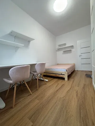 Jednoosobowy pokój do wynajęcia wolny od 1 maja (Adamskiego 13B) - miniatura 3