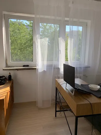 Wynajmę mały pokój w 3-pokojowym mieszkaniu.
