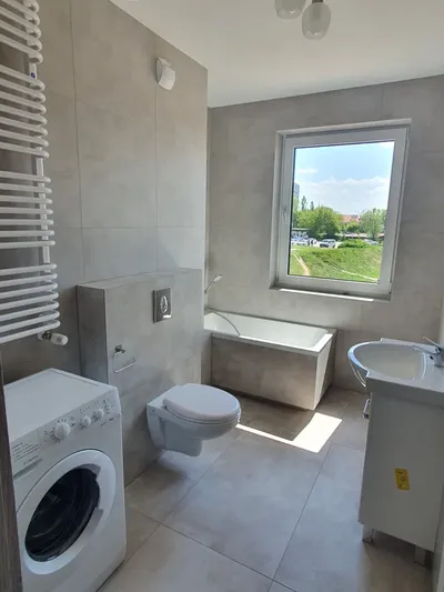 Przytulny duży pokój z balkonem. Całość - miniatura 4