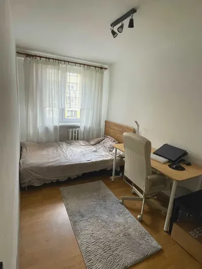 Do wynajęcia jeden pokój w 3-pokojowym mieszkaniu z osobną kuchnią i łazienką.