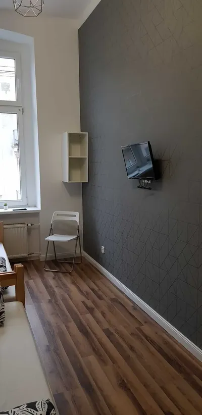 Wynajmę pokój dwuosobowy. Wszystkie media w cenie. Brak kaucji. - miniatura 5
