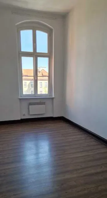 Do wynajęcia kawalerka w zabytkowej kamienicy przy ul. Warszawskiej w Toruniu. - miniatura 2