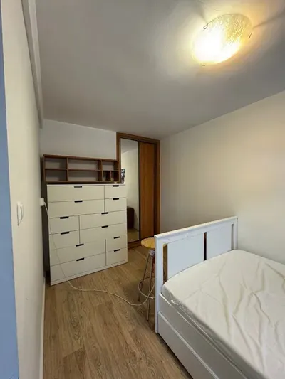 Bezpośrednio duza kawalerka z oddzielną kuchnia - miniatura 5