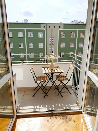 Słoneczny pokój z balkonem w mieszkaniu 3- pokojowym - miniatura 3