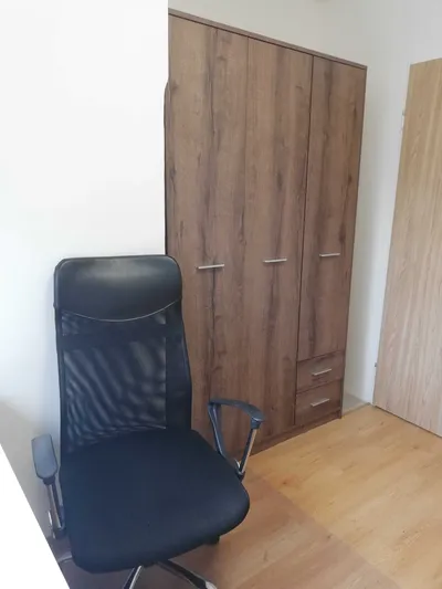 Przytulny pokój jednoosobowy - miniatura 3