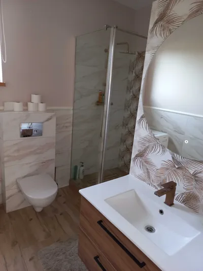 Jednoosobowy pokój dla kobiety - miniatura 3