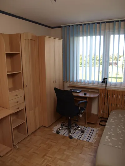 " Pokój w mieszkaniu na Gaju: widok na park, umeblowany - miniatura 5