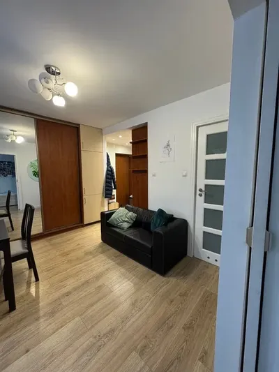 Bezpośrednio duza kawalerka z oddzielną kuchnia - miniatura 2