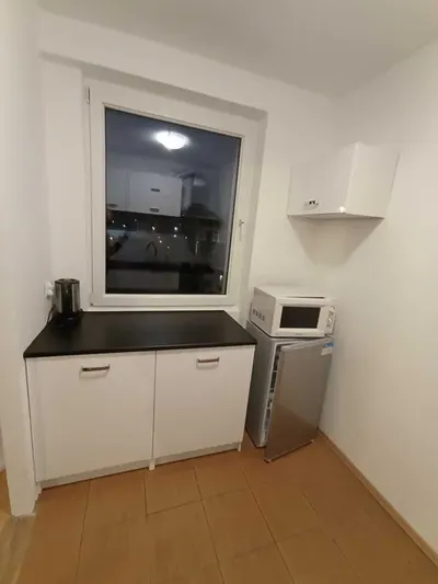 Kawalerka z balkonem i jasną kuchnią - miniatura 5