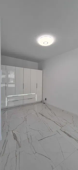 NOWE NIEUŻYWANE mieszkanie dwupokojowe z aneksem kuchennym, łazienką, dużym przedpokojem o pow. 48 m2 + balkon + garaż + komórka lokatorska. - miniatura 3