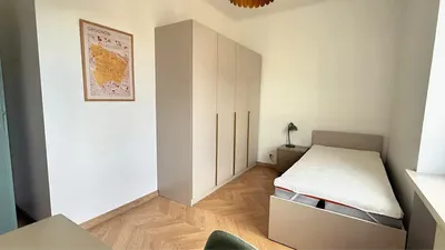 Pokój w dwupokojowym mieszkaniu w wyremontowanej kamienicy przy Alei Waszyngtona obok Ronda Wiatraczna